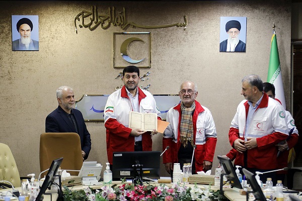 نیکوکار گیلانی 27 مغازه به ارزش 700 میلیارد تومان را به هلال احمر اهدا کرد