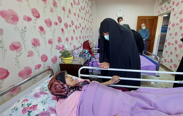 عیادت از سالمندان توسط بانوان مجمع خیرین سلامت استان اراک