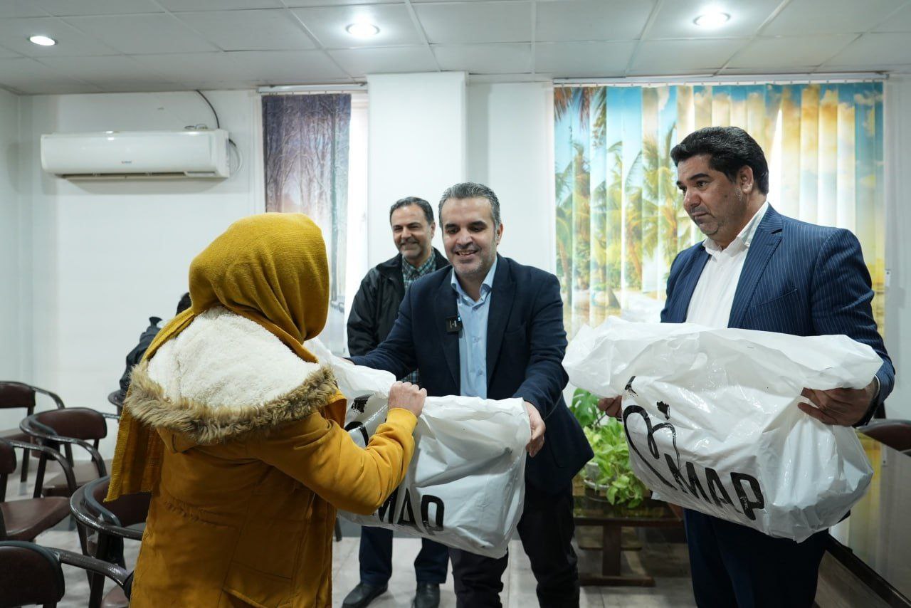 اهدای 3700 بسته لباس گرم به فرزندان 8 استان کشور با همت مؤسسه خیریه نیک‌گامان جمشید