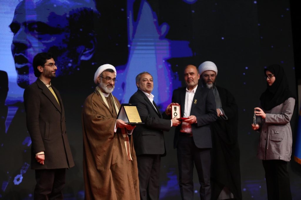 برگزیدۀ «جایزه معلم» جایزه‌اش را دوبار بخشید