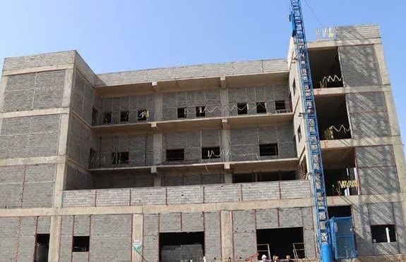 بیمارستانی که قرار بود با مشارکت دولت و خیرین ساخته شود / 5 سال بلاتکلیفی مردم سهند