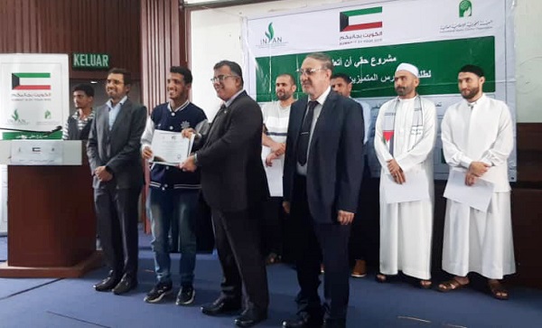 خیرین کویتی از دانش‌آموزان ممتاز مسلمان در مالزی حمایت می‌کنند