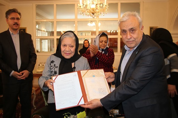 قدردانی از بانوی نیکوکار مشهدی که منزل خود را وقف دانشگاه کرد