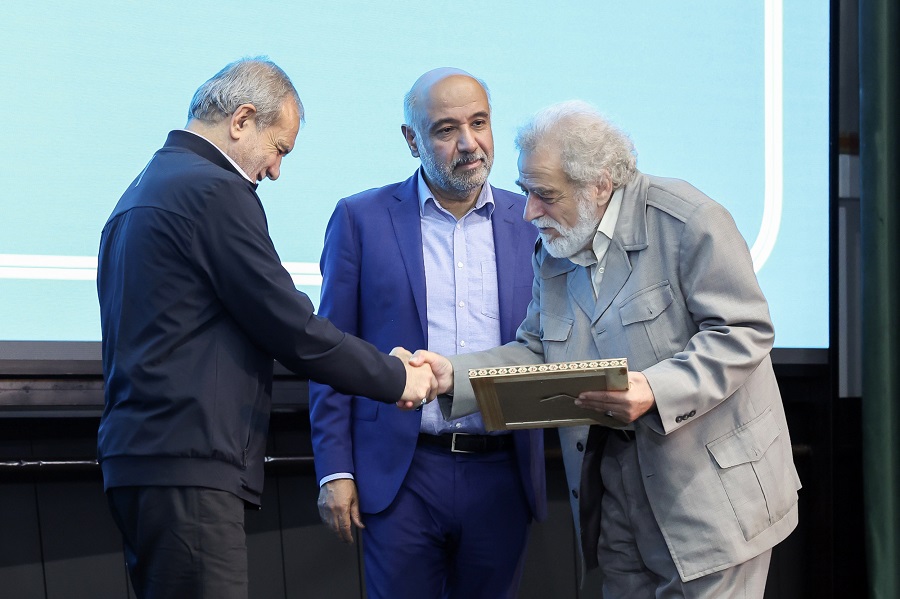 تجلیل رئیس‌جمهور از «مرتضی فرهادی» در جشنواره تعاونی‌های برتر