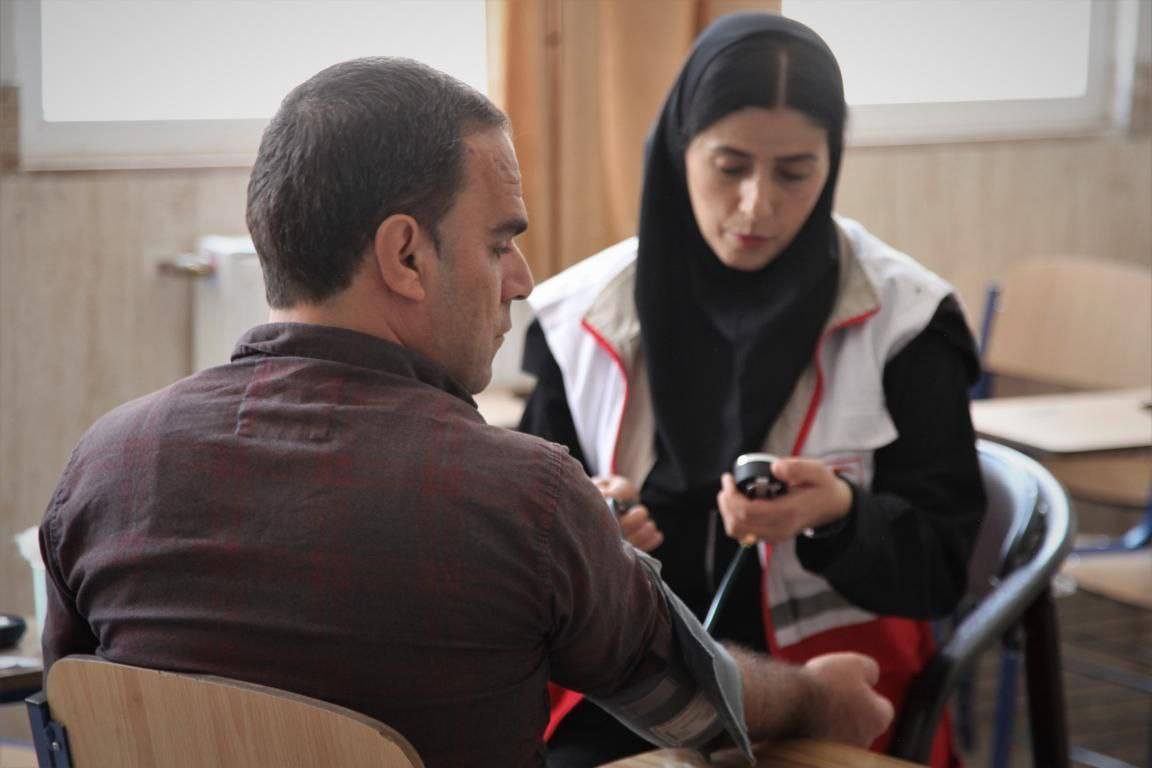 خدمات کاروان سلامت داراب در یک روستای کم‌برخوردار استان فارس