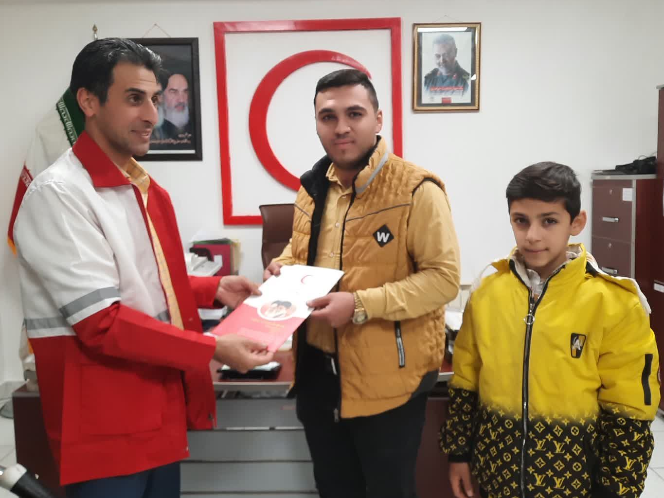 یک نوجوان 200 جفت کفش نو به جنگ‌زدگان غزه، لبنان و یمن اهدا کرد