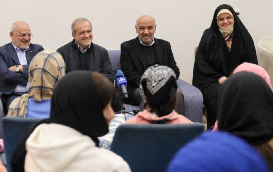 بازدید رئیس‌جمهور از مرکز شبه خانوادۀ «خانۀ دختران ایران» / پزشکیان: برای اشتغال و مسکن فرزندانِ در شُرُف استقلال دغدغه داریم