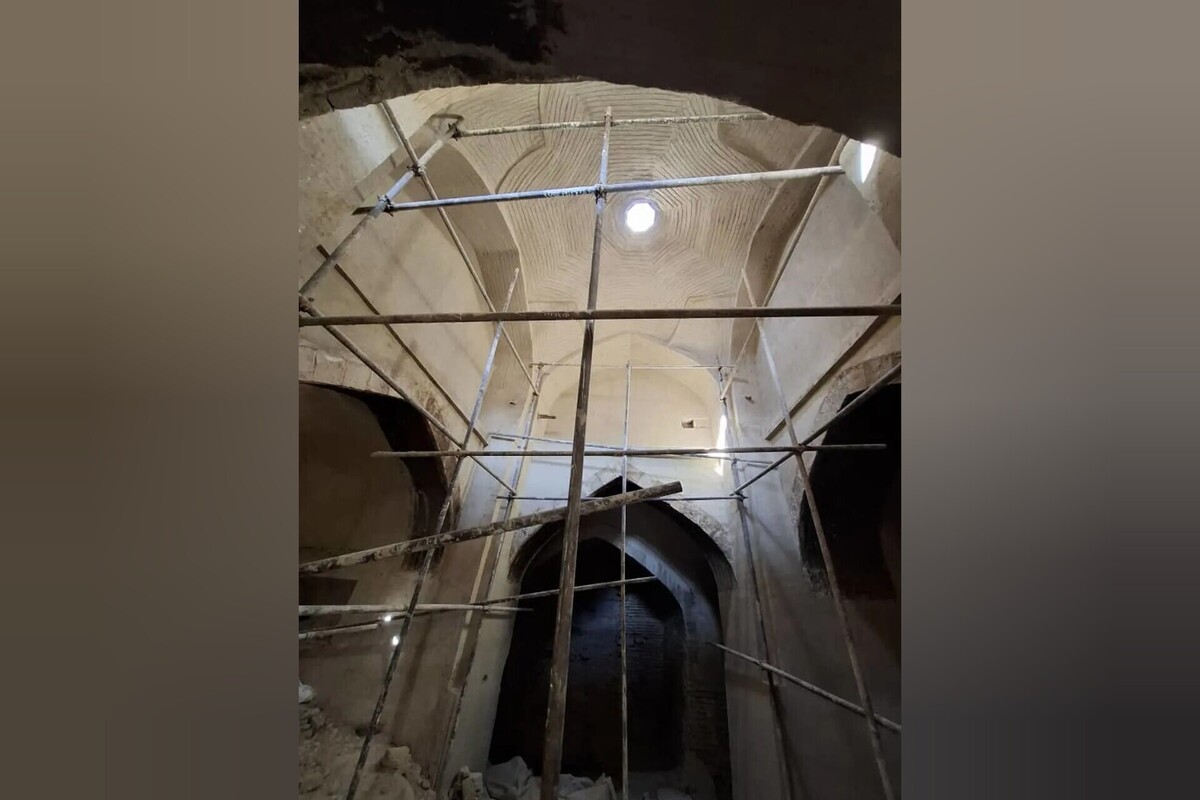 نیکوکار ایزدخواستی آسیاب ویران‌ دهکده‌اش را مرمت کرد