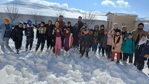 کمک دانش‌آموزان روستای اولی‌کندیِ تبریز به معلم گیرافتاده در برف