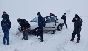 کمک دانش‌آموزان روستای اولی‌کندیِ تبریز به معلم گیرافتاده در برف
