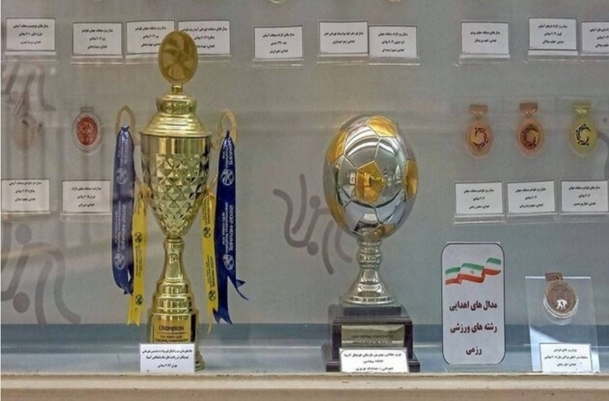 مدال‌ها و اشیای نفیسِ پیشکشی در موزه حرم مطهر رضوی