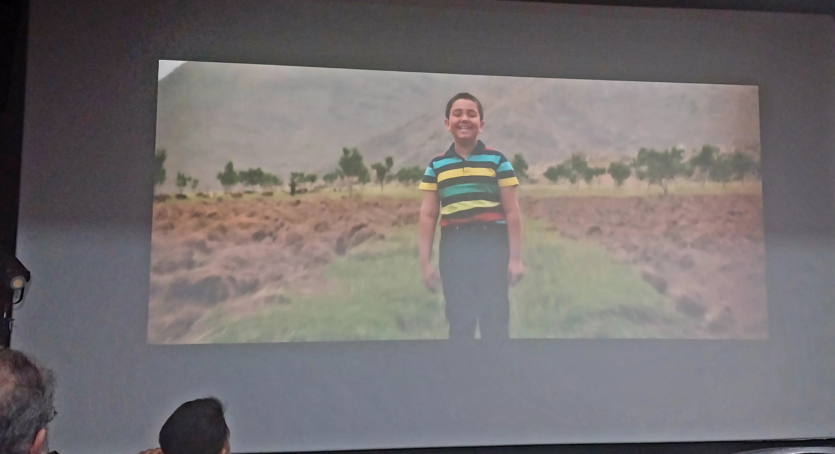 نگاهی بر مستند و زندگی شاعر نابینایی که خودش می‌بیند