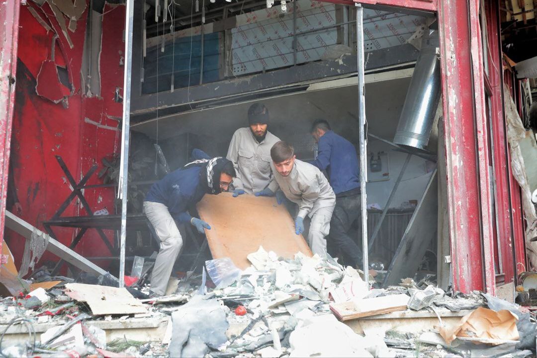 دانشجویان برای آواربرداری منازل آسیبدیده از جنگ دست به کار شدند دانشجویان برای آواربرداری منازل آسیبدیده از جنگ دست به کار شدند