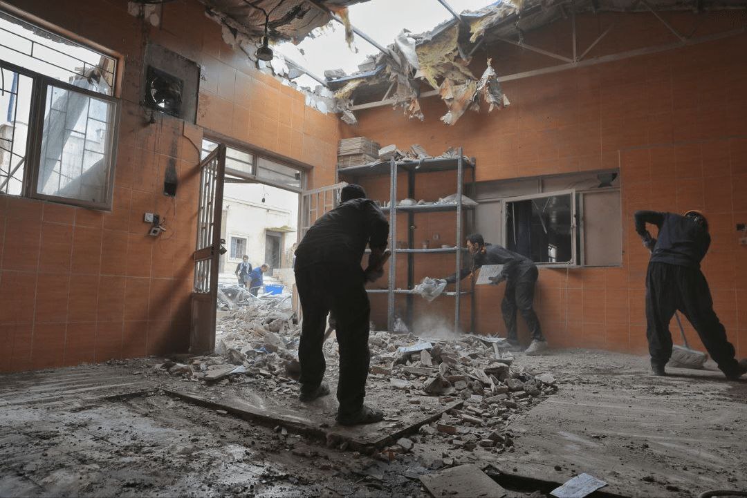 دانشجویان برای آواربرداری منازل آسیبدیده از جنگ دست به کار شدند دانشجویان برای آواربرداری منازل آسیبدیده از جنگ دست به کار شدند