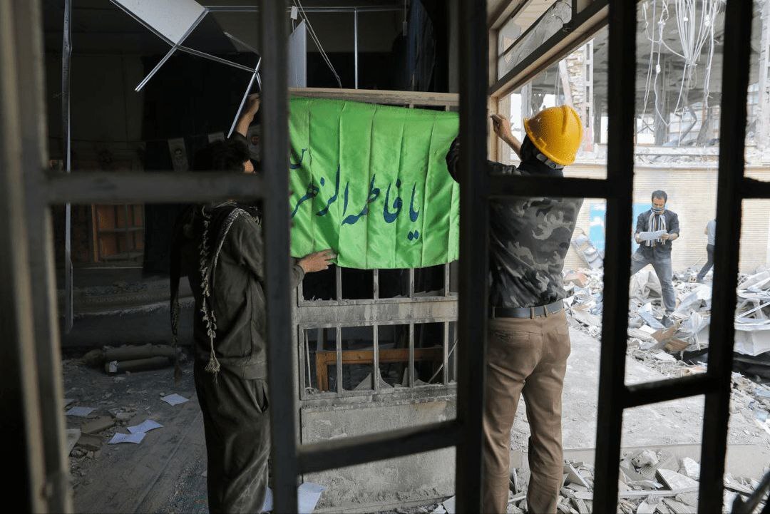 دانشجویان برای آواربرداری منازل آسیبدیده از جنگ دست به کار شدند دانشجویان برای آواربرداری منازل آسیبدیده از جنگ دست به کار شدند
