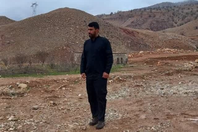 معلم نیکوکار لرستانی؛ محور بهبود شرایط در مدرسه و روستا