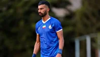 «رامین رضاییان» از کودک هوادار فوتبال عیادت و او را خوشحال کرد