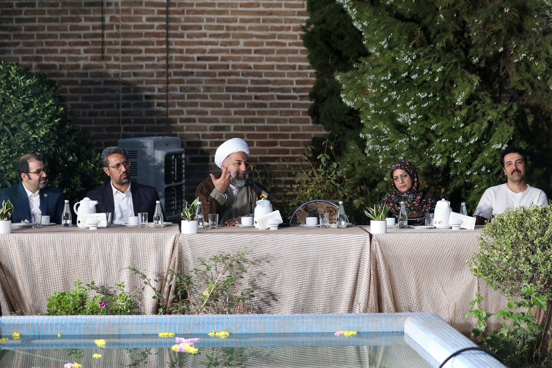 بفرمایید گزارش یک همنشینی شاعرانه با بهانه روز شعروادب فارسی به میزبانی مرکز فرهنگ نیکوکاری خیر ماندگار//تکمیل
