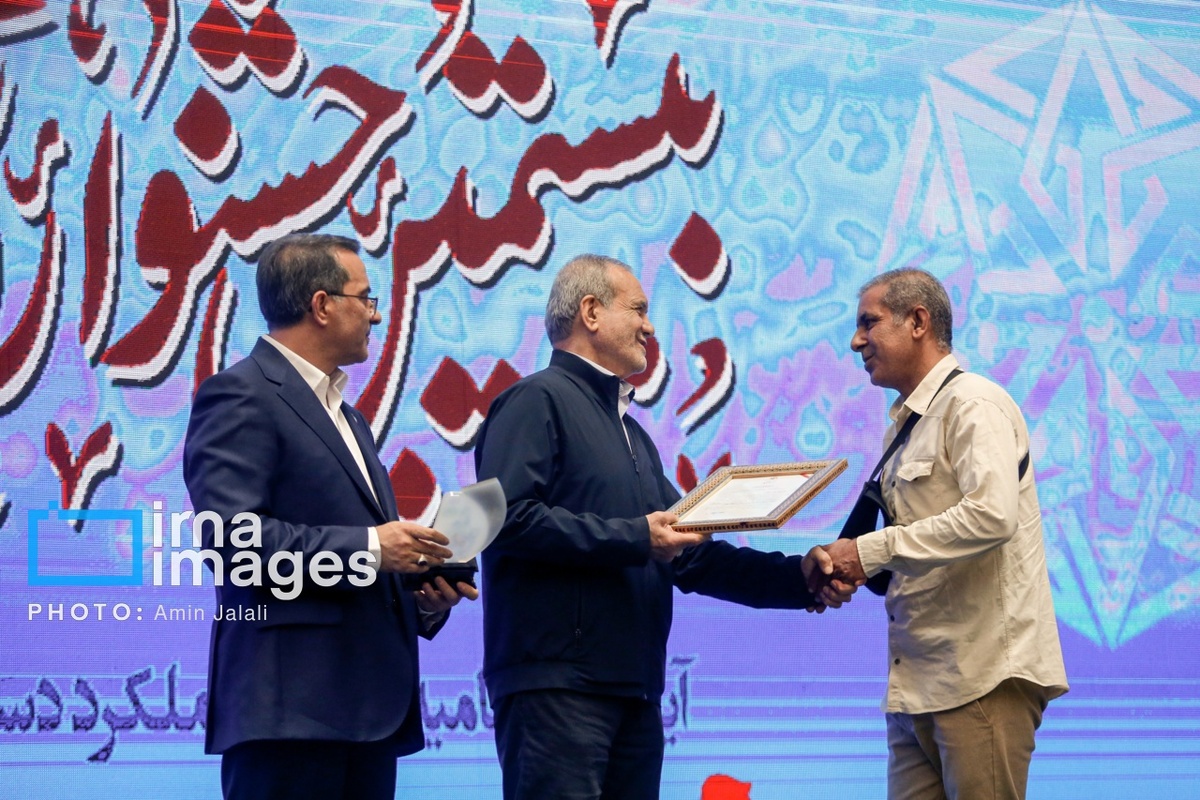 برگزیدگان بیستمین دورۀ جشنواره شهید رجایی؛ از کارمندان اداری تا مددکاران و مدافعان سلامت تقدیر شدند