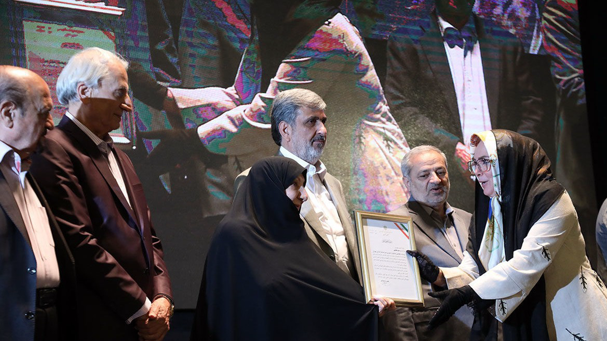 خیرین مدرسه‌ساز استان تهران تجلیل شدند / روزانه چهار کلاس درس با همت دولت و خیرین به استان تهران اضافه می‌شود