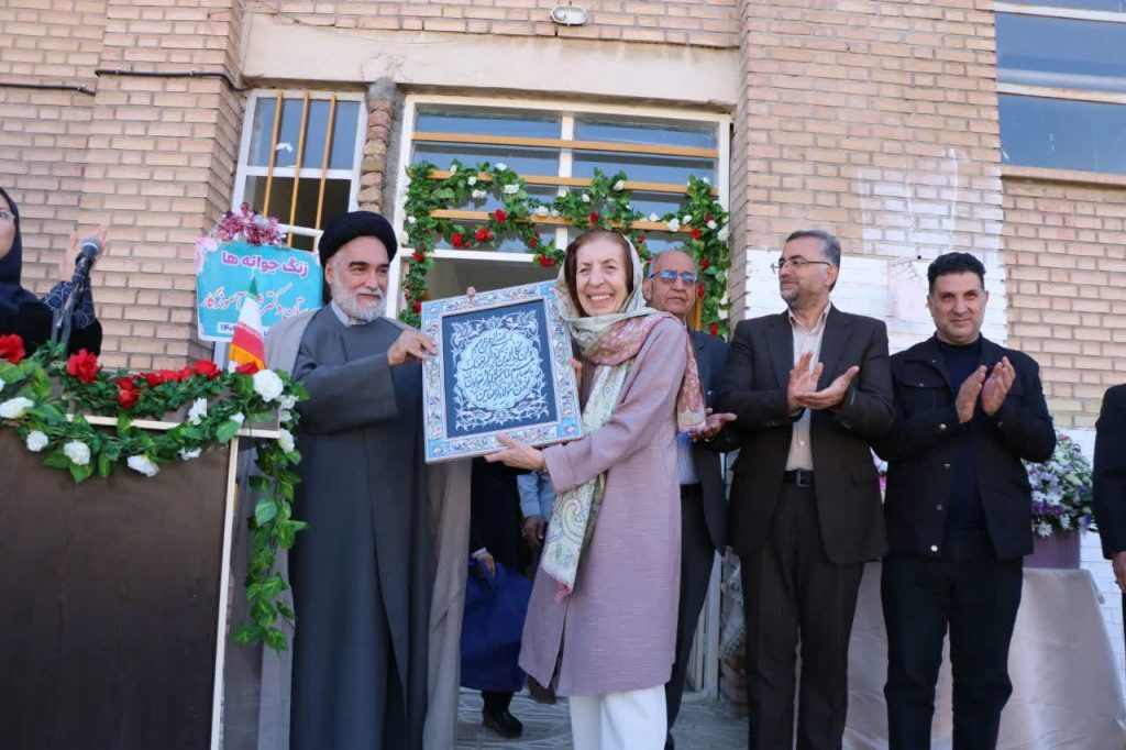 دکتر ژاله آموزگار مدرسه‌ای را در خوی نوسازی کرد