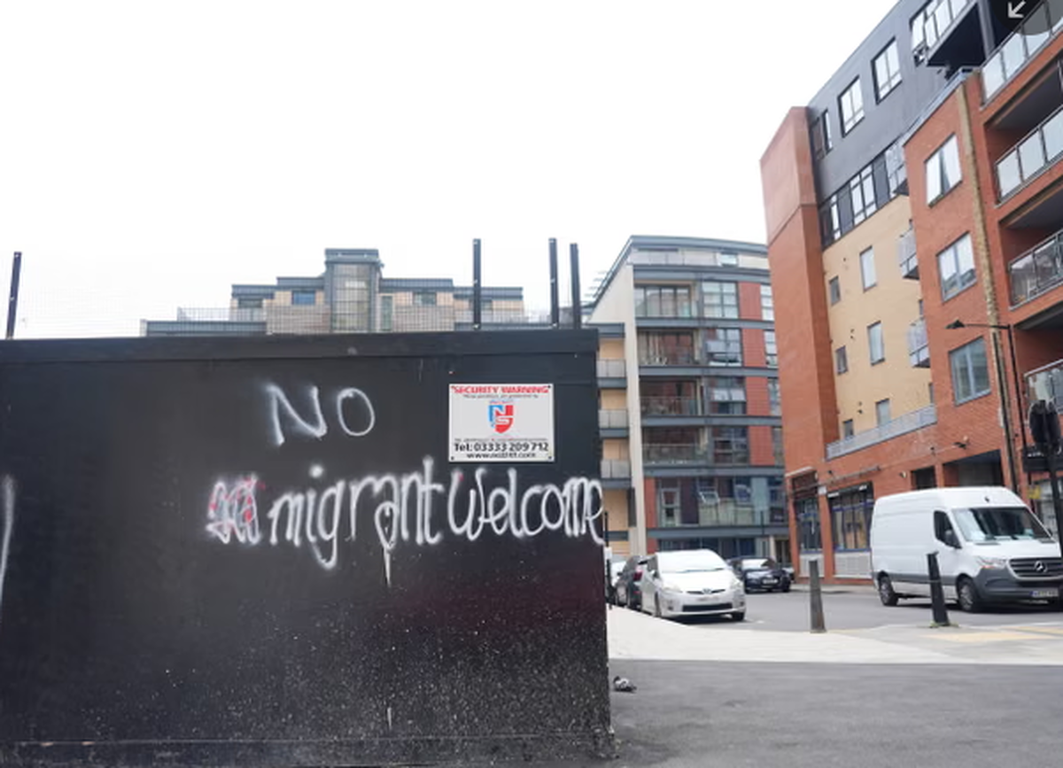 افراطیون ضد مهاجرت در انگلیس، کارکنان خیریه را تهدید میکنند