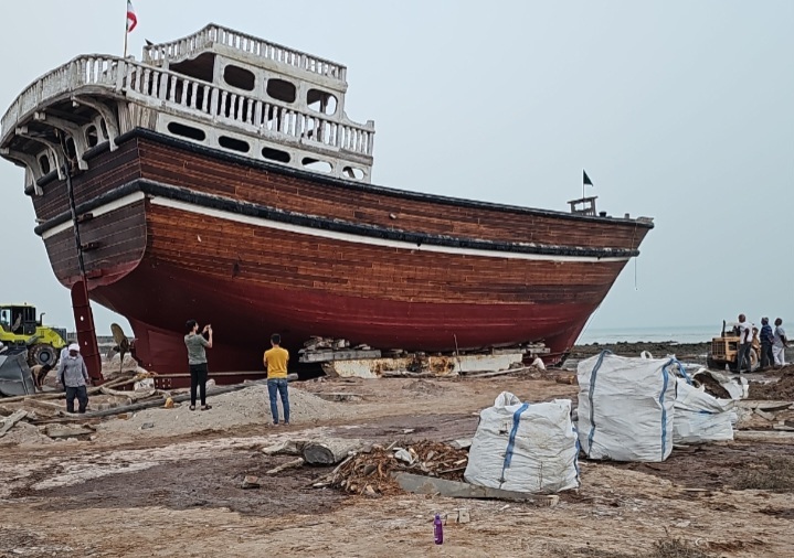 آخرین لنجهای چوبی ایران در آستانه انقراض؛ تولد یک لنج پس از ۱۲ سال انتظار در بندر تاریخی کُنگ آخرین لنجهای چوبی ایران در آستانه انقراض؛ تولد یک لنج پس از ۱۲ سال انتظار در بندر تاریخی کُنگ