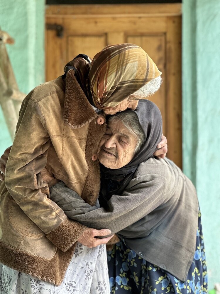 «دو خواهر» سالمند؛ ایستاده چون کوه