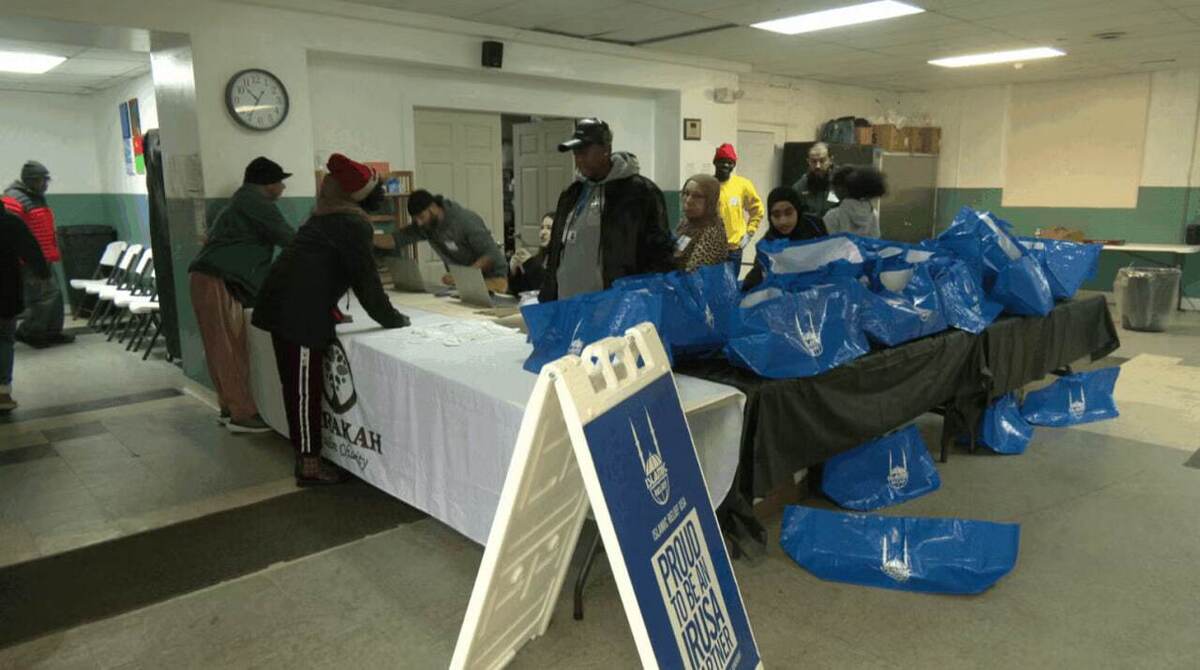 یک خیریه اسلامی در آمریکا با اهدای بوقلمون، شادی را به نیازمندان مسیحی هدیه داد