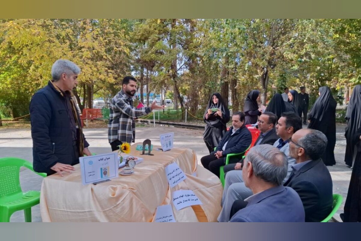 اهدای کتاب به کتابخانه عمومی در دورهمی کتابخوان‌های گنابادی