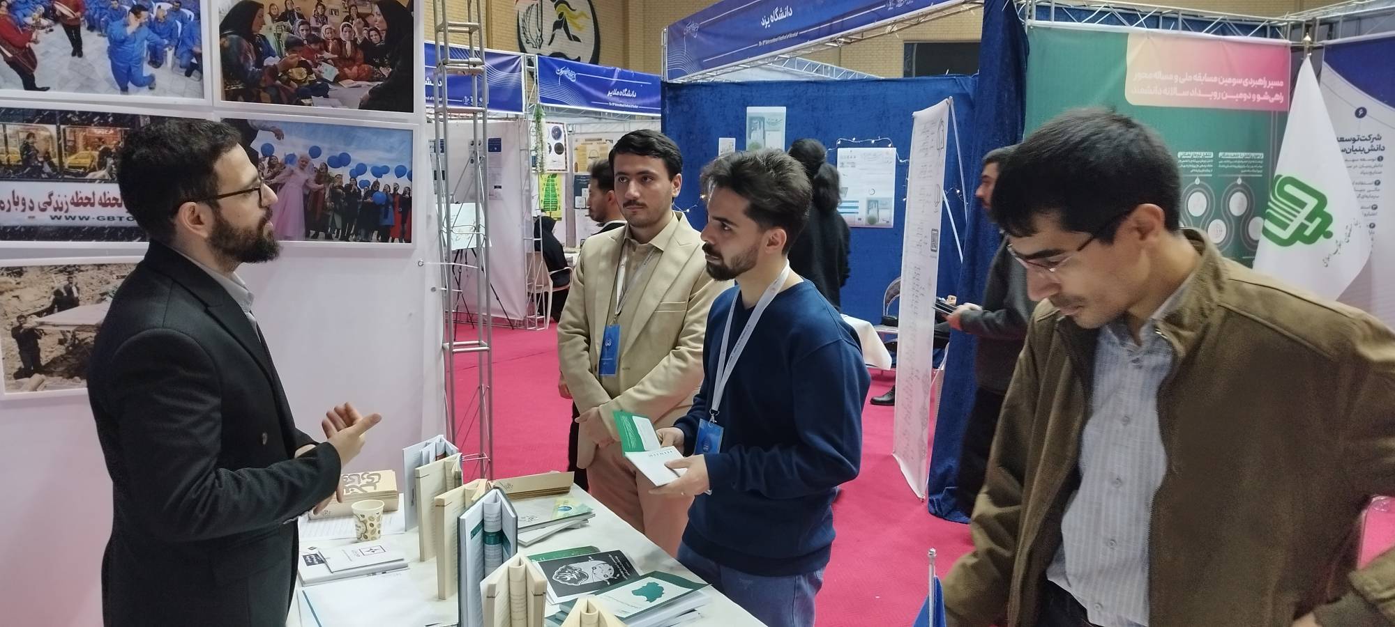 استقبال گسترده از غرفۀ «خیر ایران» در نمایشگاه جشنواره حرکت / بازدید وزیر علوم از دستاوردهای خیر ایران استقبال گسترده از غرفۀ «خیر ایران» در نمایشگاه جشنواره حرکت / بازدید وزیر علوم از دستاوردهای خیر ایران