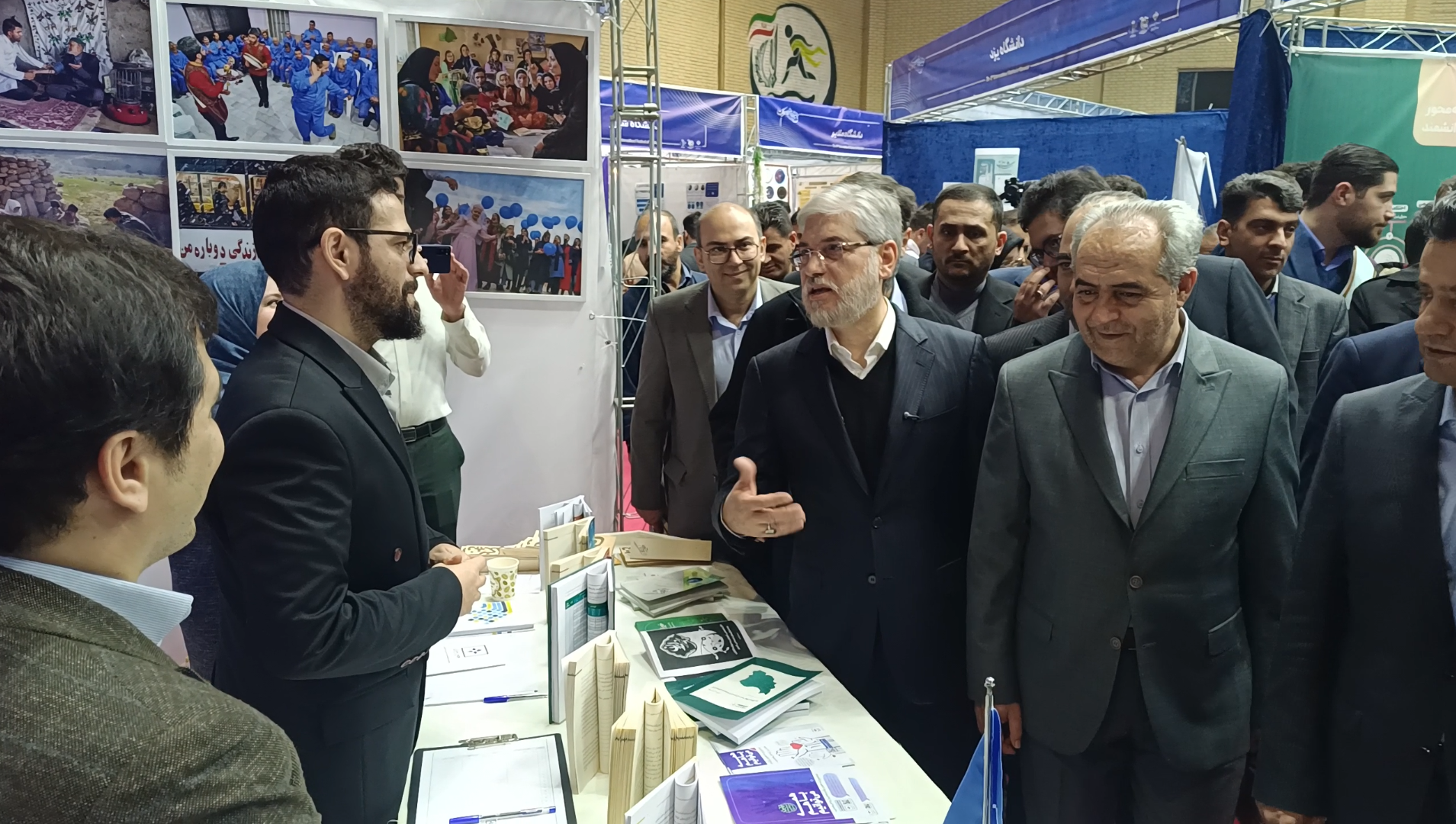 استقبال گسترده از غرفۀ «خیر ایران» در نمایشگاه جشنواره حرکت / بازدید وزیر علوم از دستاوردهای خیر ایران استقبال گسترده از غرفۀ «خیر ایران» در نمایشگاه جشنواره حرکت / بازدید وزیر علوم از دستاوردهای خیر ایران