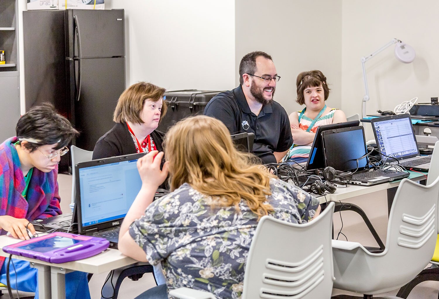 حراجی رادیویی نقاشی ۷۷ هزار دلاری برای حمایت از یک موسسه خیریه معلولان در شهر دالاس آمریکا