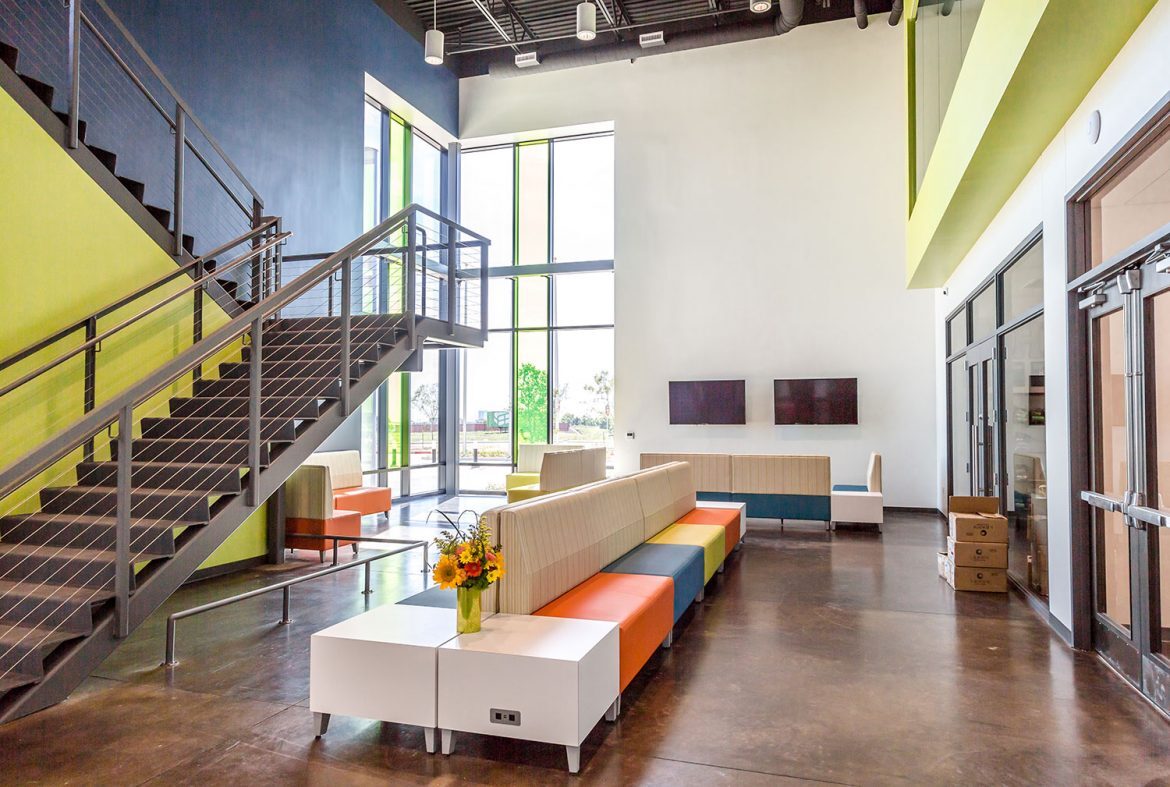 حراجی رادیویی نقاشی ۷۷ هزار دلاری برای حمایت از یک موسسه خیریه معلولان در شهر دالاس آمریکا