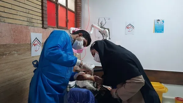 گروه جهادی شهدا با یک تیم داندانپزشکی به غرب کشور رفت/ ویزیت ۵۰۰ نفر در سه روز