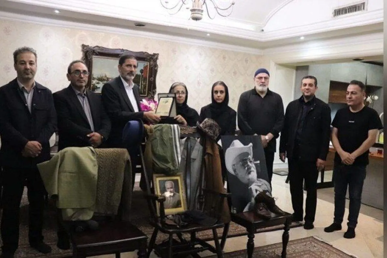 اهدای یادگاری‌های اکبر عبدی به «موزهٔ عمارت شهرداری اردبیل»