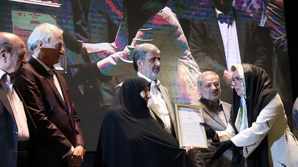 خیرین مدرسه‌ساز استان تهران تجلیل شدند / روزانه چهار کلاس درس با همت دولت و خیرین به استان تهران اضافه می‌شود