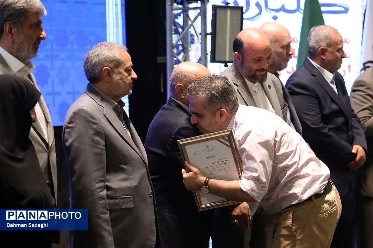 «نیک‌گامان جمشید» بابت مدرسه‌سازی و مدرسه‌یاری تقدیر شد