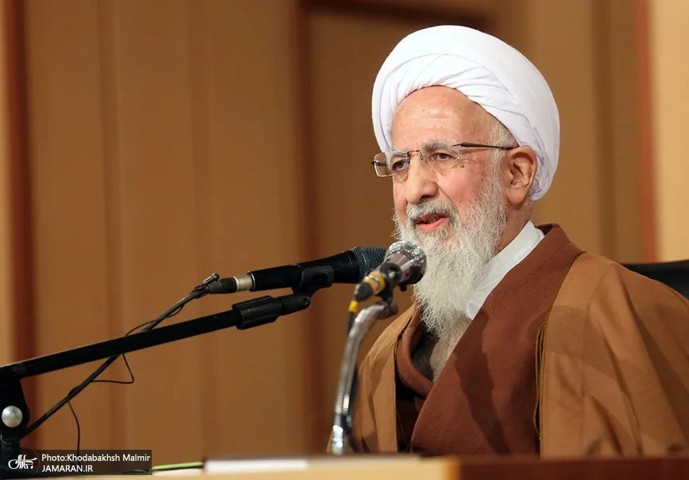 آیت‌الله جوادی آملی: مملکت را نباید با کمیته‌ امداد اداره کرد