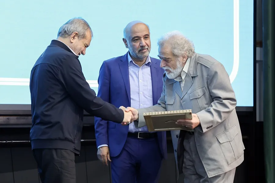 تجلیل رئیس‌جمهور از «مرتضی فرهادی» در جشنواره تعاونی‌های برتر