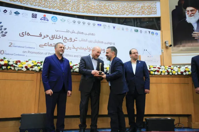 برگزیدگان دهمین همایش ملی «ترویج اخلاق حرفه‌ای و مسئولیت‌پذیری اجتماعی» تجلیل شدند