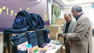 اجرای سنت هر ساله؛ ۲ هزار بسته نوشت‌افزار به دانش‌آموزان کم‌برخوردار ملایری اهدا شد