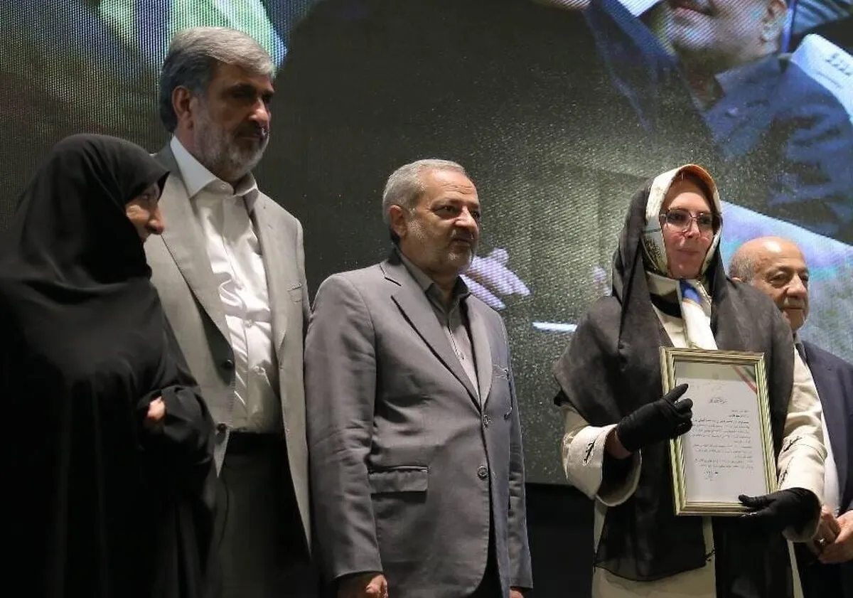 «سمیه هاشمی»؛ عضو بین‌الملل جامعۀ خیرین مدرسه‌ساز کشور بابت جذب خیرین خارج و داخل ایران تقدیر شد