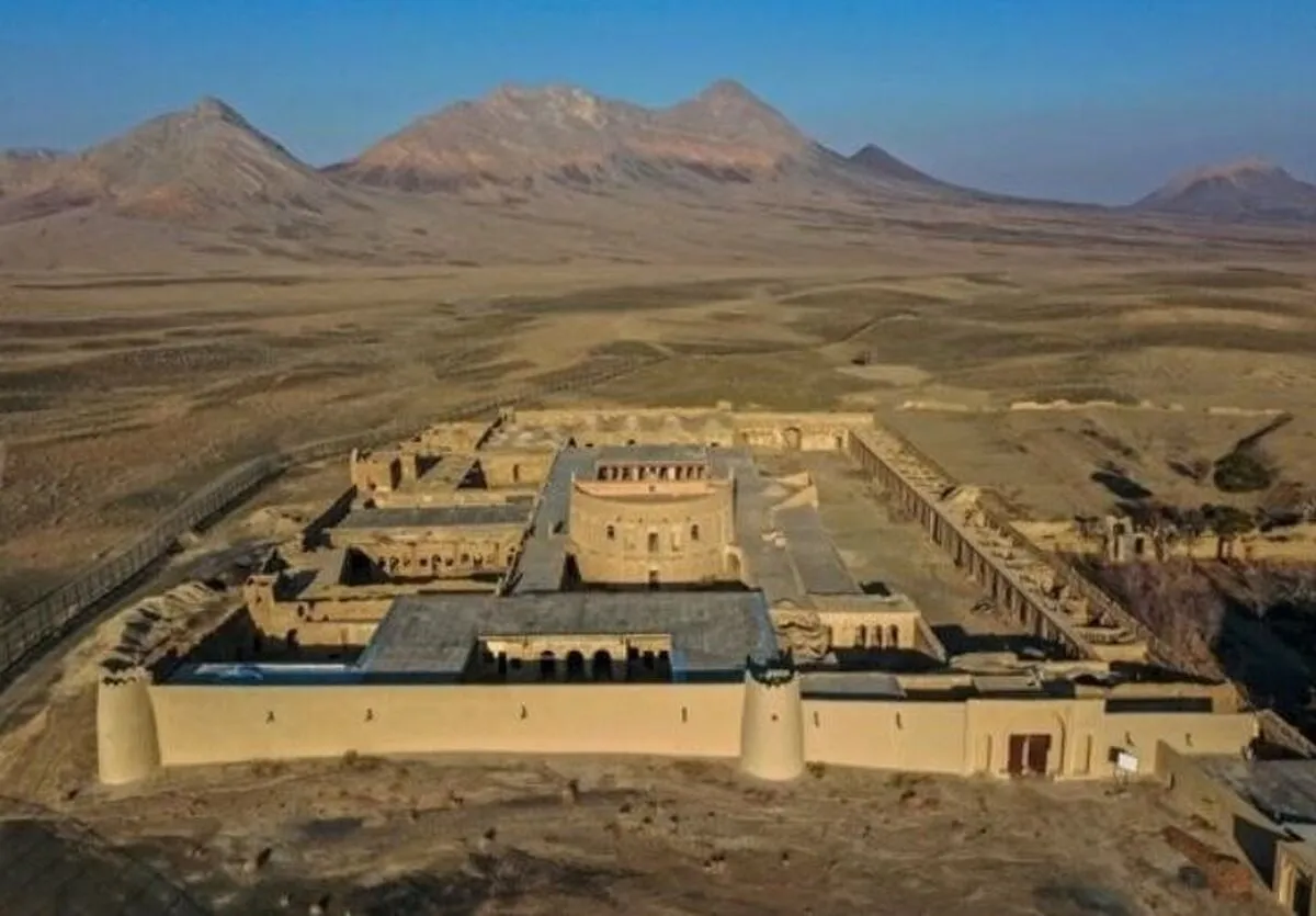 ۱۷ سال پیش، یک سقف سوراخ‌شده در قلعه قمشلو، آغاز حرکتی شد که با کمک چند نفر و پرداخت چند ده‌هزار تومان شکل گرفت و به مرمت بخش‌هایی از یکی از بناهای تاریخی این منطقه انجامید.