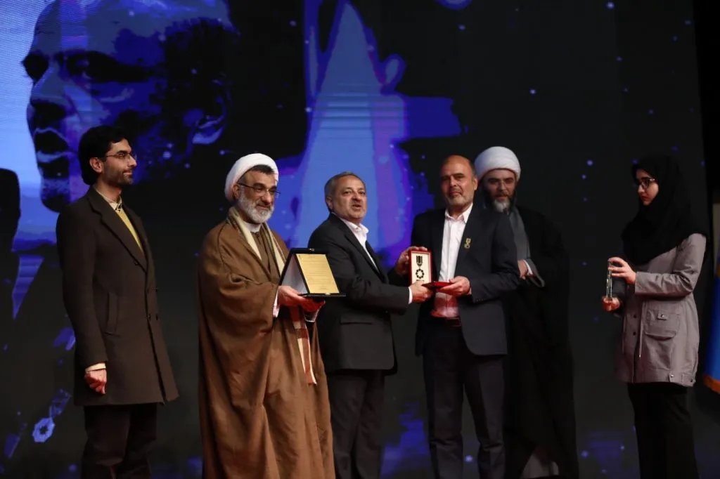 برگزیدۀ «جایزه معلم» جایزه‌اش را دوبار بخشید