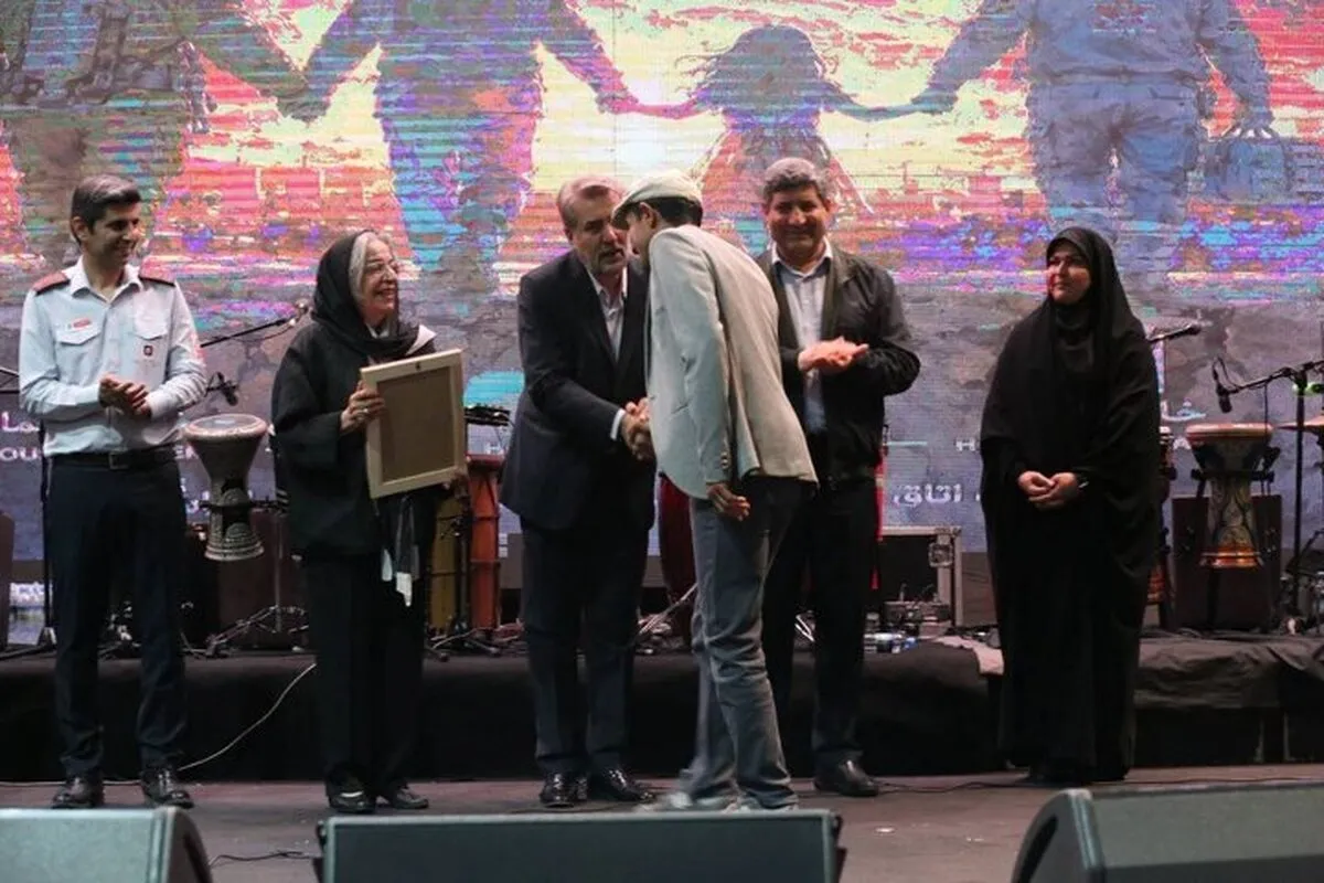 ادای احترام هنرمندان به آتش‌نشانان جنگ