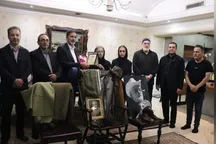 اهدای یادگاری‌های اکبر عبدی به «موزهٔ عمارت شهرداری اردبیل»