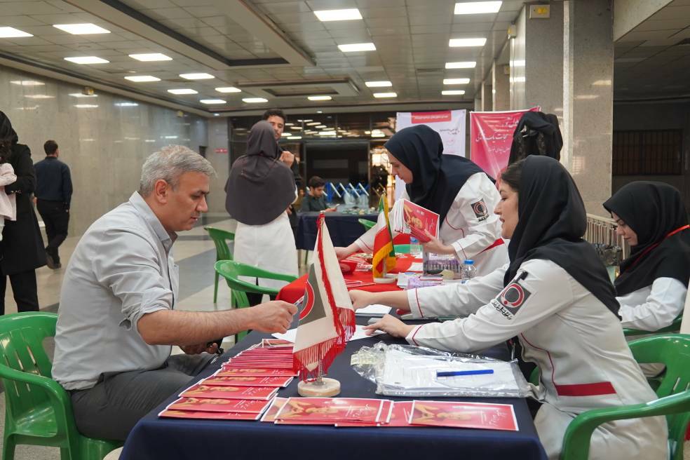 جذب داوطلبان اهدای سلولهای بنیادی در حاشیه اکران فیلم «نیم شب» با حضور رئیسجمهور جذب داوطلبان اهدای سلولهای بنیادی در حاشیه اکران فیلم «نیم شب» با حضور رئیسجمهور