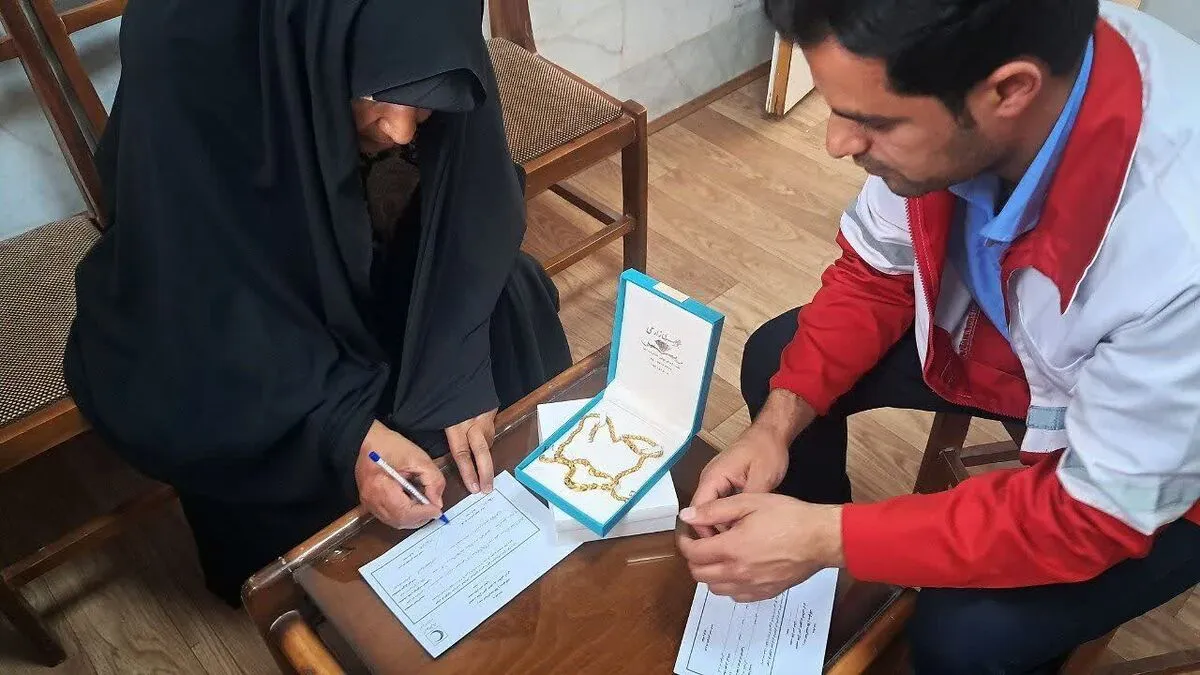 گردنبندی که از چند زوج گره‌گشایی کرده بود، این‌بار به هلال احمر رسید