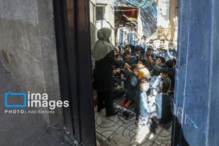 تداوم آموزش با فداکاری و همدلی